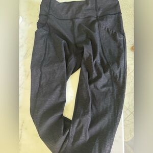 Lulu lemon capris 25 black with grey speckle size 6 perfect-